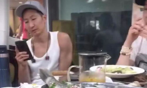 洪金宝独自坐轮椅买菜，认真挑选猪肉的背后故事