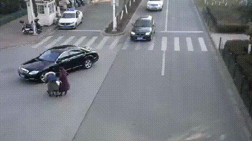 司机鸣笛引路人不满 强行驶离致1死